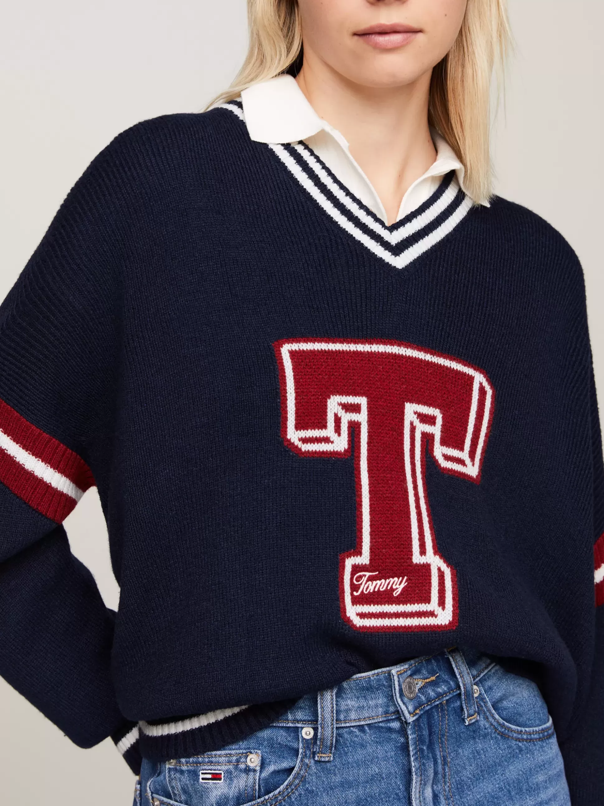 Tommy Hilfiger Swetry | Dzianina^Sweter Oversize Z Dekoltem W Szpic I Inicjałem